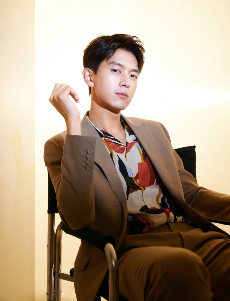 【微博票选「让人一见钟情的高颜值男神」】TOP 10 :李现 去年凭借《亲爱的,热爱的》人气急升后,「现男友」李现没有着急于积攒流量,反而回到剧组继续耕耘努力磨练演技、把戏拍好,只能说认真的男人最有魅力啊 ❤️