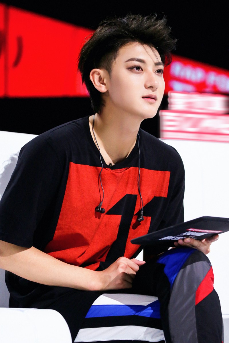 【微博票选「让人一见钟情的高颜值男神」】TOP 7 :黄子韬 不少网民评价黄子韬精致的长相很有「撕漫男」气质~相信喜欢痞帅风格男神的Girls都会很嗑他的颜值!