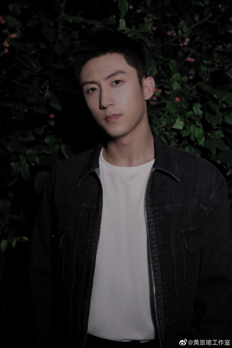 【微博票选「让人一见钟情的高颜值男神」】TOP 3 :黄景瑜 和许魏洲同样在2016年BL网剧《上瘾》中崭露头角的黄景瑜夺下高颜值男神排行榜季军!或许他未必是大部分人心目中的第一眼帅哥,但绝对是越看越耐看类型~阿编私心觉得黄景瑜很正气的长相和气韵,特别适合演警察、军人这类型的角色!期待很快可以看到他和李沁主演的《亲爱的戎装》上线~