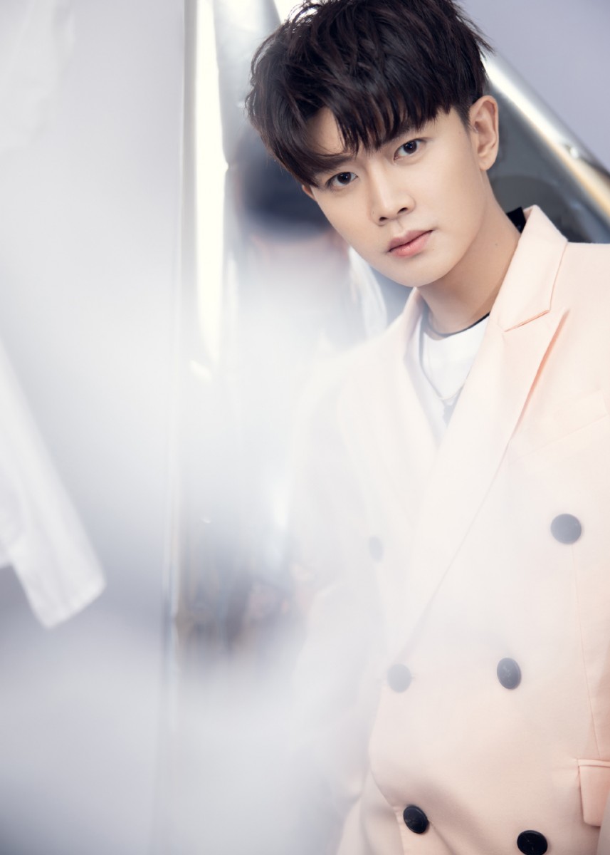 【微博票选「让人一见钟情的高颜值男神」】TOP 6 :任嘉伦 公认眼神会飙车的男神任嘉伦,无论是演技还是颜值都让人禁不住沦陷!微博上提名高颜值男神时,不少粉丝还承接《锦衣之下》陆大人对袁今夏的隐晦告白金句“唯有琴音深入我心”,玩起「唯有嘉伦,深入我心」告白梗(笑)他的颜值是不是也深入你心了呢??