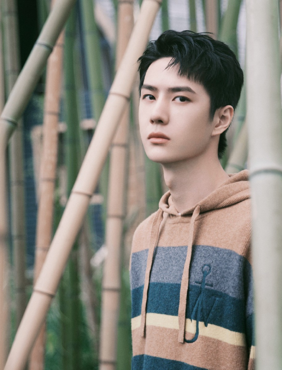 【微博票选「让人一见钟情的高颜值男神」】TOP 1 :王一博 是的没错,冠军正是咱们公认「一见倾心」的男神王一博啦!粉丝对耶啵的长相气韵评价道:「在在又酷又奶又苏又野之间疯狂转换」? 阿编莫名感觉好贴切啊~