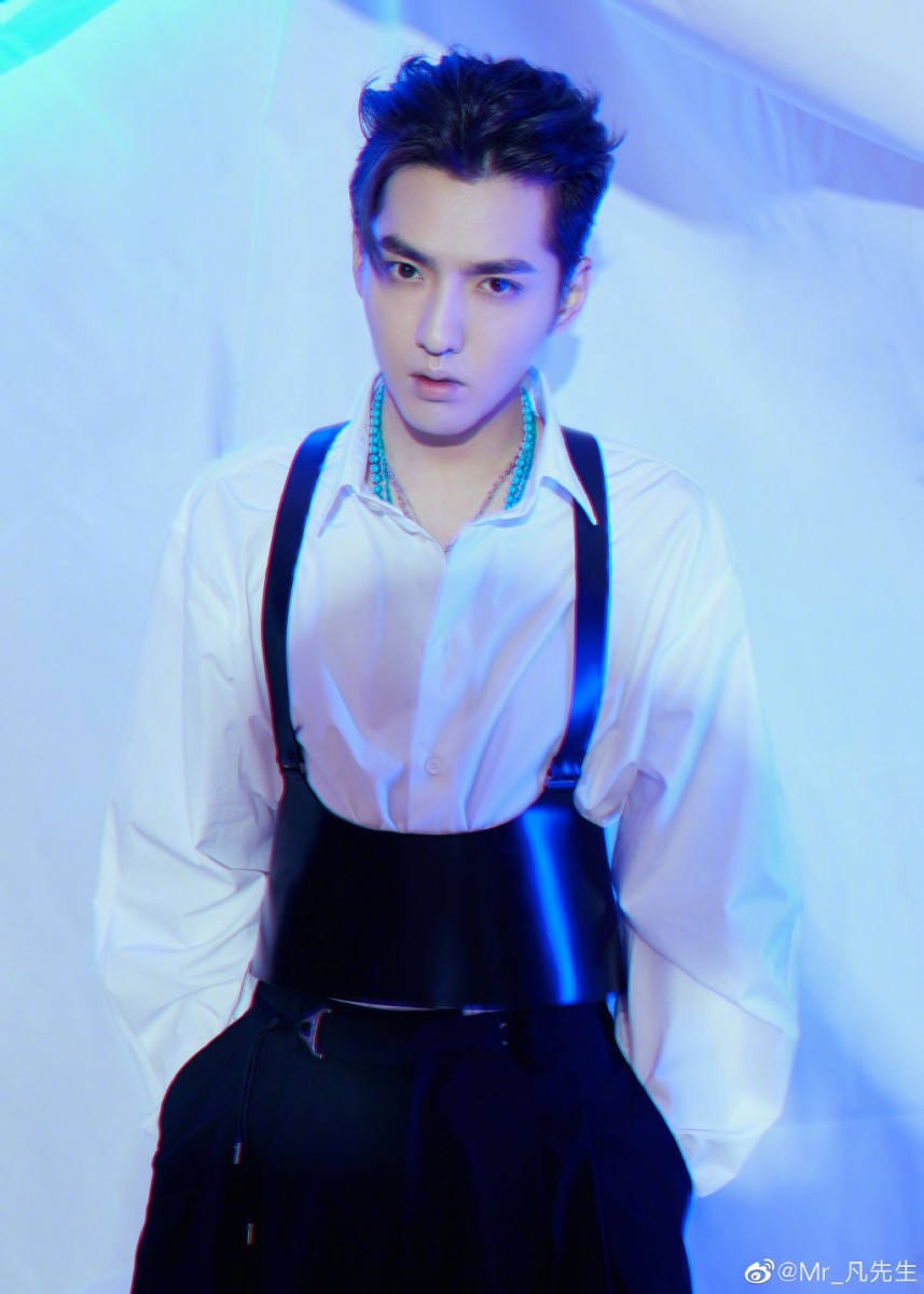 【微博票选「让人一见钟情的高颜值男神」】TOP 8 :吴亦凡 自EXO时期就是公认的「颜值扛把子」的KRIS吴亦凡,浓眉电眼魅力酷帅感MAX!阿编私心超级期待他和杨紫合作领衔主演的《青簪行》,古装造型必定也是帅气值爆表~