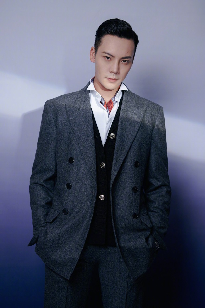 【微博票选「让人一见钟情的高颜值男神」】TOP 9 :陈伟霆 能演、能唱、能跳的陈伟霆多才多艺,加上一双超强电眼超撩人,脱下戏服私下穿搭装扮超有型堪称型男潮流指标~这样的男神叫人怎能不心动吖!??