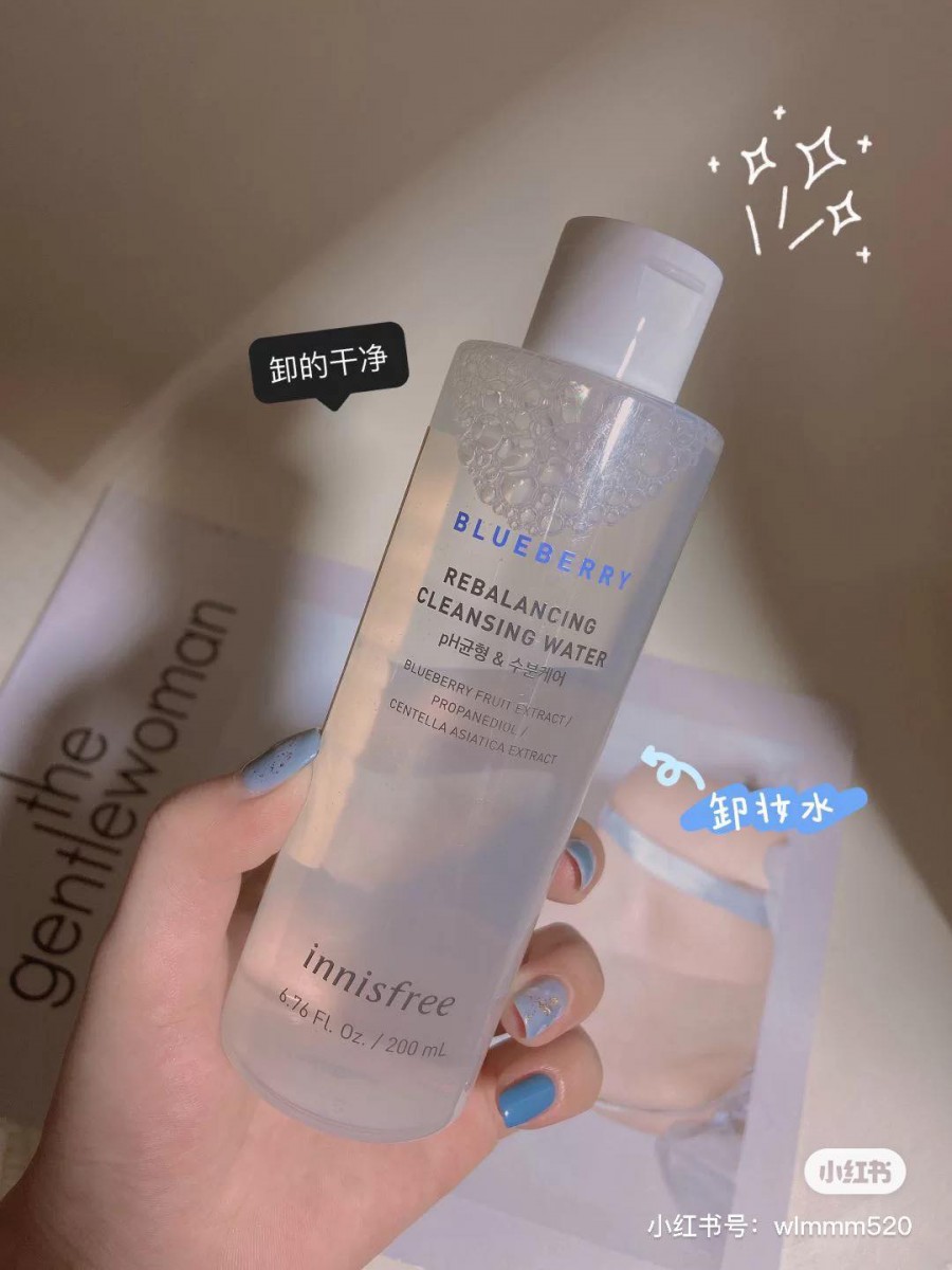TOP 6 :Blueberry Rebalancing Cleansing Water 蓝莓温和保湿卸妆水 (200ml / RM39)>> 链接 不少韩国化妆师欧巴欧尼们在小红书上都大推Innisfree家的蓝莓系列,据知在韩国蓝莓系列比起绿茶系列更受韩妞喜爱和推荐唷!混油皮、敏感肌都适用的这款温和保湿卸妆水,用来卸完妆不会感觉脸部肌肤紧绷干涩,其中蕴含的蓝莓提取和积雪草提取能帮助给肌肤注入营养及有效舒缓。