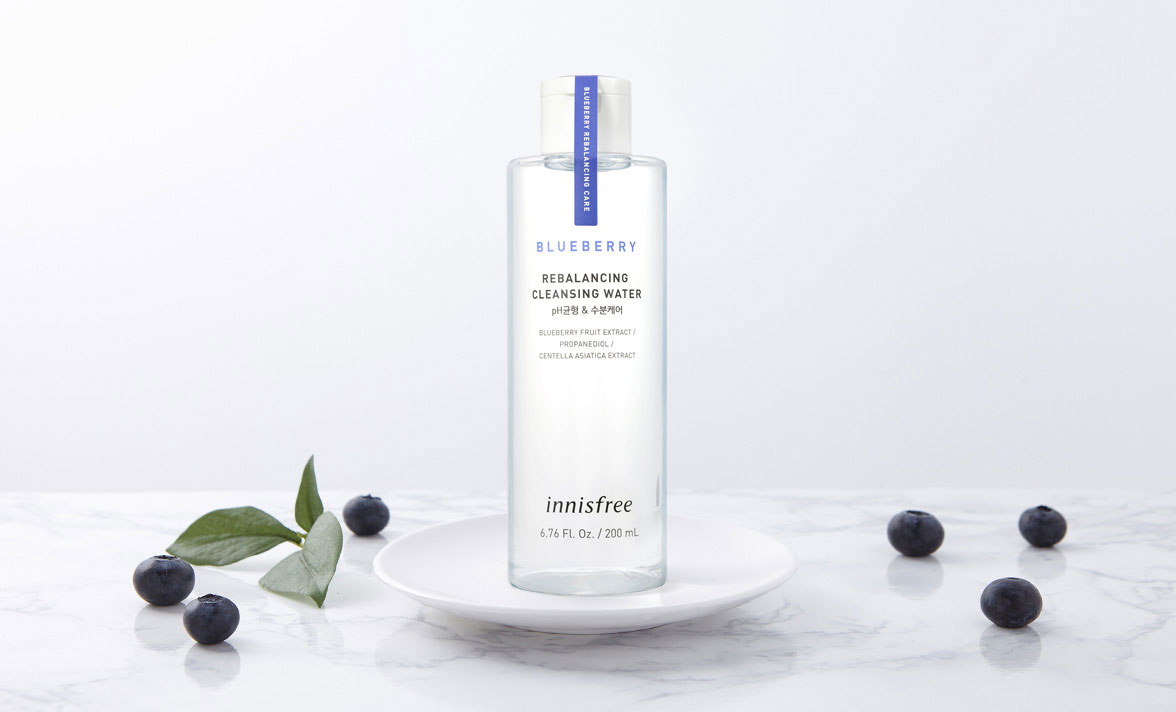 TOP 6 :Blueberry Rebalancing Cleansing Water 蓝莓温和保湿卸妆水 (200ml / RM39)>> 链接 不少韩国化妆师欧巴欧尼们在小红书上都大推Innisfree家的蓝莓系列,据知在韩国蓝莓系列比起绿茶系列更受韩妞喜爱和推荐唷!混油皮、敏感肌都适用的这款温和保湿卸妆水,用来卸完妆不会感觉脸部肌肤紧绷干涩,其中蕴含的蓝莓提取和积雪草提取能帮助给肌肤注入营养及有效舒缓。