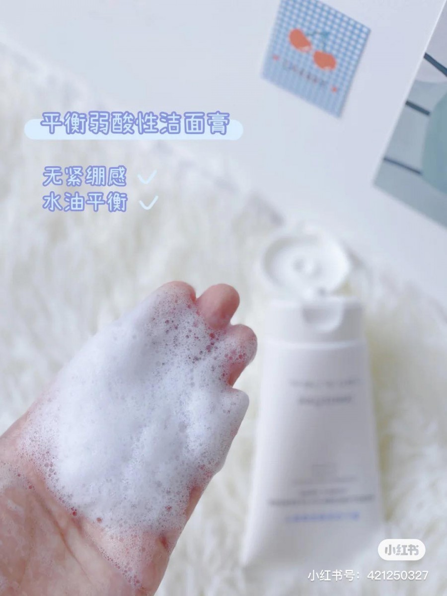 TOP 4 :Blueberry Rebalancing 5.5 Cleanser 蓝莓温和弱酸洁面乳 (100ml / RM24)>> 链接 蓝莓系列这款洁面乳在小红书上也收获很多博主推荐!这款蓝莓洁面霜的弱酸性配方可有效调节肌肤水油平衡,相比起绿茶系列洁面霜更加温和,不会有过度清洁紧绷感~