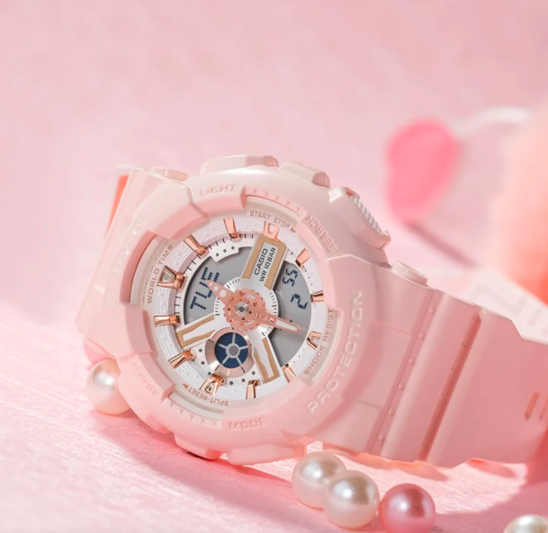柔雾草莓奶霜粉 Baby-G BA-110RG-4ADR(RM506)>> 链接 特别减龄好搭的一款运动型女生腕表~相信大部分女生都和阿编一样,对这样的草莓奶霜粉色系毫无抵抗力啊!
