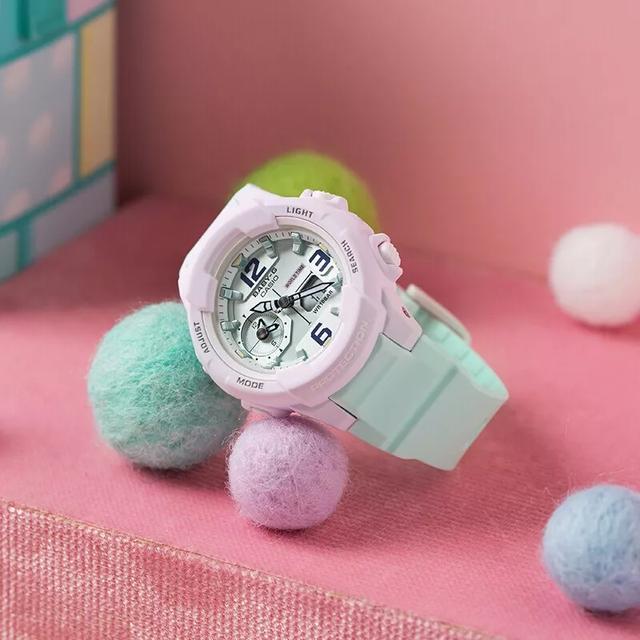 甜美马卡龙薄荷x粉紫 Baby-G BGA-230PC-2BDR (RM801)>> 链接 少女心炸裂的马卡龙配色,粉嫩嫩的双色撞色设计、搭配简约可爱的表盘设计特别有少女感,甜美fu炸裂!