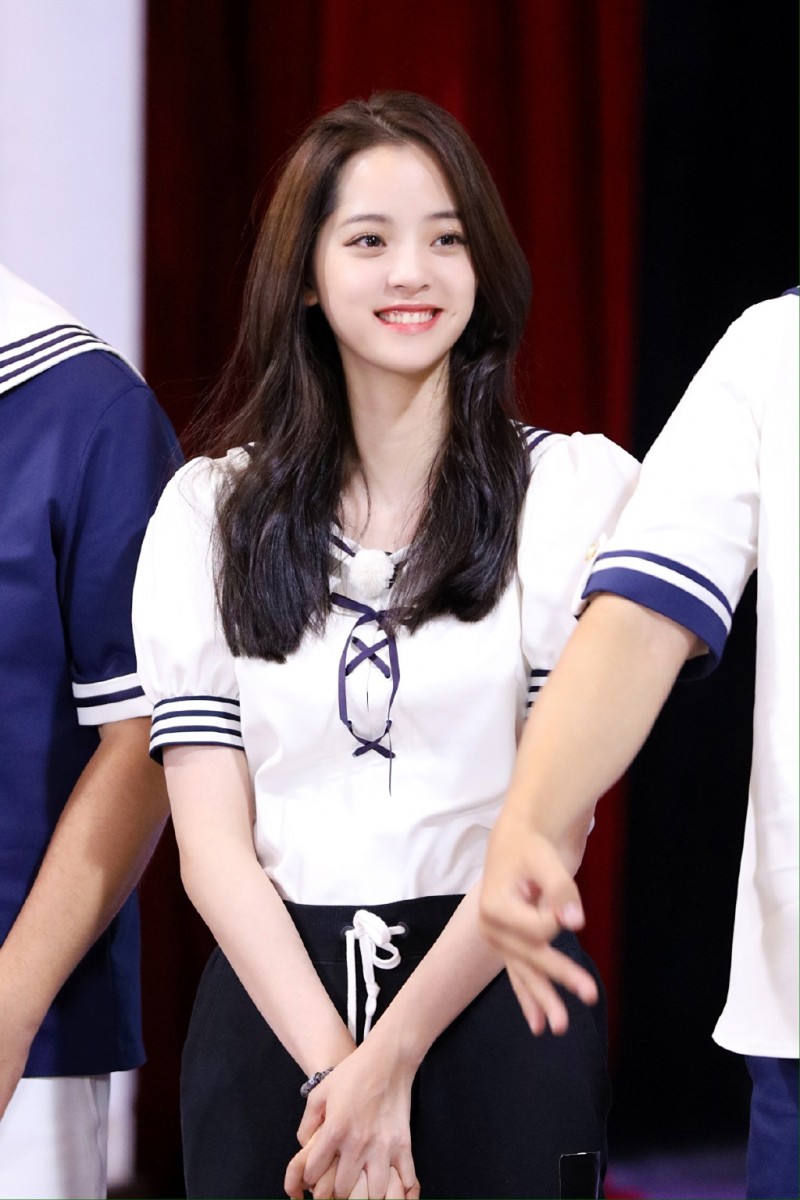 此外也提醒Girls洗完脸后不要放任皮肤上的水分自然风干,否则肌肤水分容易在表层水分蒸发掉的同时被一并带走~洗完脸也要抓紧时间进行护肤,在洗完脸毛孔干净、敞开的状态下让护肤品成分更好渗透进肌肤里、把水分锁好,GET干净清爽又滋润的水嫩嫩肌肤。 以上娜比的正确洗脸3-STEP公式你学会了吗?? 记得每天都要正确洗脸,才能从最根本把肌肤状态养好、帮助告别毁颜值的肌肤问题哟!