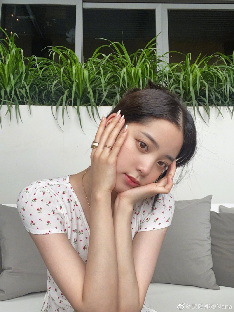 发际线、下颌骨、脖子和鼻翼两侧位置也要注意冲洗干净,确保没有洗脸产品残留,否则容易导致皮肤过敏、毛孔堵塞引发痘痘危肌。