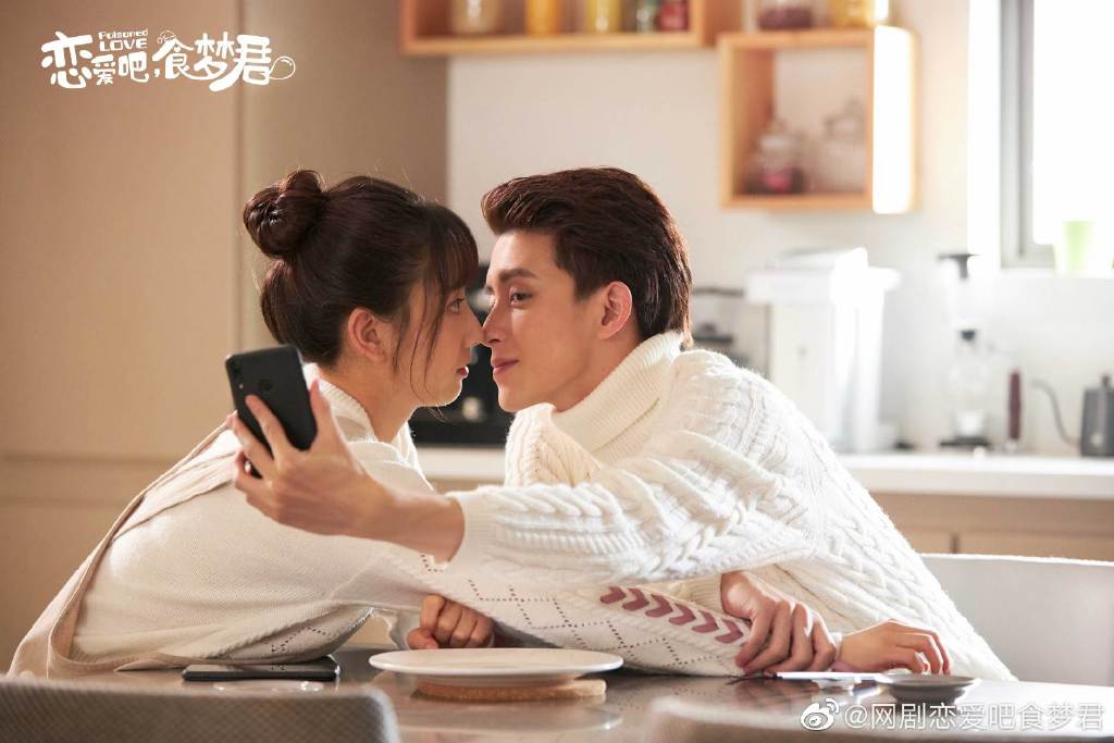 本季豆瓣评分最高必追小甜剧 TOP 11:《恋爱吧!食梦君》6.1分 故事讲述女主角方言因童年经历换上「噩梦综合症」,后阴差阳错之下误以为当红艺人时一是能治愈自己的「解药」,殊不知外冷心暖的霸道总裁时孟才是Mr Right…这部剧男女主角演技、CP感和颜值都很在线!可惜剧情后半段有些细节被网民评价有点草率,但整体当小甜剧来看还是过关的~