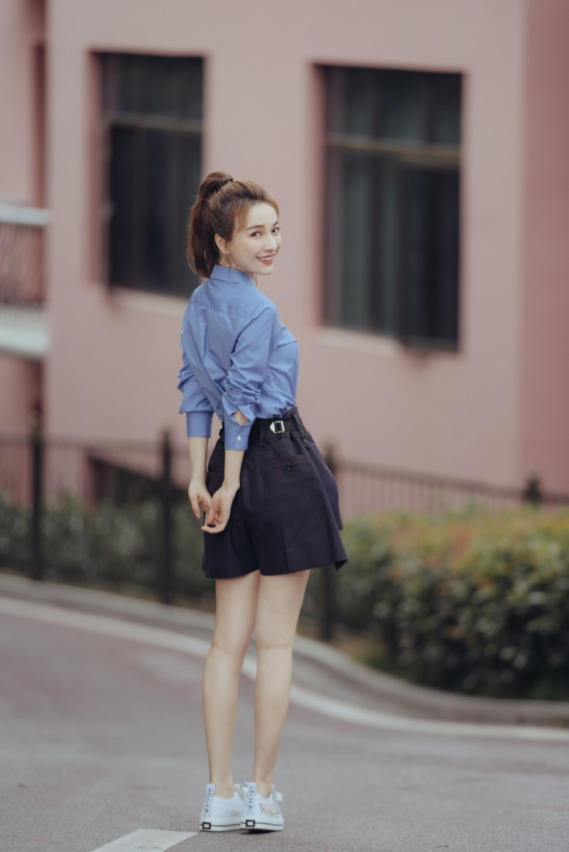 ✨吴昕瘦腿Tips 3：用温热水泡脚  吴昕本身就是人不胖但腿特别容易显粗的类型，很多时候还会容易水肿～因此她养成了几乎每天坚持用温热水泡脚的习惯，不仅可以让肌肉放松，还能加快血液循环、促进新陈代谢。