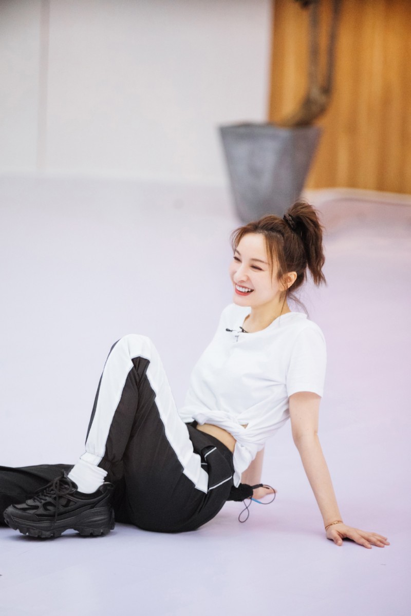 ✨ 吴昕瘦腿Tips 5 ：改正导致腿粗的日常坏习惯  翘二郎腿、久坐不动、运动后不进行拉伸都会导致腿型变粗变壮！切记一定要改正唷～