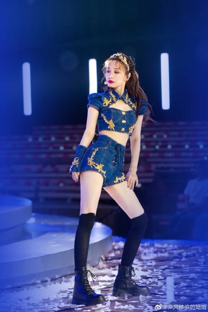 ✨ 吴昕瘦腿Tips 4 ：饮食均衡、不要暴饮暴食  瘦身除了靠运动，「管住嘴」也一样重要！吴昕强调：如果一直暴饮暴食不控制，别说瘦腿、哪都瘦不下来呀～最基础的做法是：拒绝高热量高糖分的食物和水果、多吃高纤维蔬菜、减少精制淀粉摄取多吃好蛋白质，如鸡胸肉、鸡蛋、鱼肉。也要切记少吃容易导致水肿的重口味、高盐分食物。当然了，日常也要记得多喝水（日饮8杯水），维持身体正常基础代谢。