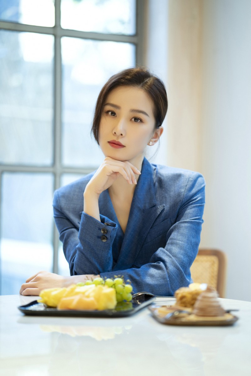 9月份明星网络势力排行榜 TOP 5 :刘诗诗 日前刘诗诗产后复出首部作品《亲爱的自己》播出大结局,却因全员BE登上热搜被网民笑称是「年度反套路神剧」;有追看这部的你对结尾剧情有什么看法呢?告别「李思羽」一角后,刘诗诗和倪妮领衔主演的大剧《流金岁月》备受瞩目,据传有望在今年底或明年和观众见面~