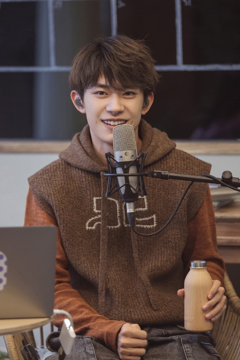 14、最想做的事就是不让自己失望、做自己喜欢的事、不在别人认为我应该走的轨迹上走。因为人能在成长的过程中做自己最舒服和最喜欢的事,就已经成了最好的自己~ 15、如果你特别在意那些对你说不好的话的人,对喜欢你的人来说,其实特别不公平。