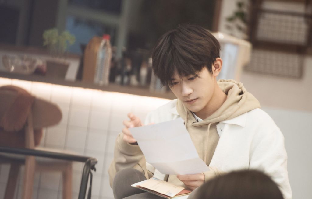 4、既不与世界为伍,也不与自己为敌;当我们缓慢、坚定地前行,最真实而独特的人生才有迹可循。 5、不要感慨自己有多累,每个人都不容易;如果你认定苦是自己应得的,那么光必然会照耀到你身上。