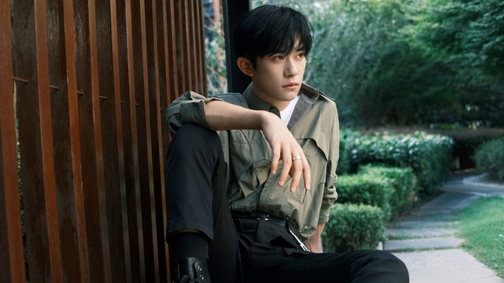 「国民弟弟」易烊千玺自TFBOYS成军出道爆红后年幼成名,成长过程中背负了许多目光和压力,也因此造就了他那年少皮囊下超乎同龄人的成熟稳重感。日前他在采访中谈及害不害怕被贴上流量标签时,其回答的一番话因掀起许多人共鸣而登上热搜: