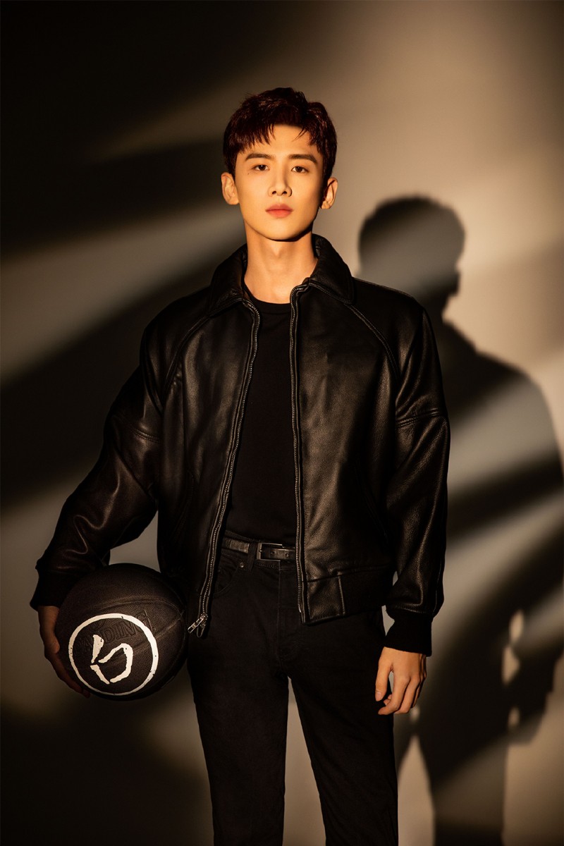 ✨ 白敬亭「隐藏技能」:钢琴十级 相信很多人都不知道,演戏和综艺表现都很棒的「白白」白敬亭毕业于首都师范大学音乐学院,是个钢琴十级BOY!最让阿编惊叹的还有白白的超强脑洞和推理能力,他在《明星大侦探》、《我们战斗吧》、《二十四小时》等综艺节目中都是团队ACE代表哟~此外《这就是灌篮》第二季中也可见他打得一手好篮球!这样全能的男神谁不爱吖(花痴ing~)