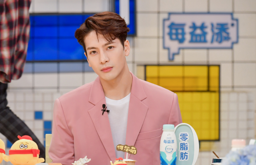 ✨ 王嘉尔「隐藏技能」:曾夺多面击剑金牌! 能主持、综艺力MAX、会RAP+唱跳的嘎嘎王嘉尔,也是圈中公认的全能型偶像!私下的他出生于体育家庭自小练习击剑,17岁摘下亚青赛男子17岁组佩剑个人金牌,据知其在个人运动生涯中一共拿下过三枚亚洲冠军、三枚全国冠军、九枚国际和香港冠军!