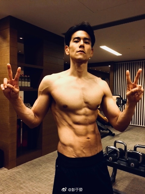 ✨彭于晏「隐藏技能」:演一部剧喜提一项新技能~ 说到男神彭于晏很多人关注的都是他的好身材和演艺表现~私下的他其实技能指数满点,为了将角色演好+塑造角色人物特性,前后考取了海豚训练师资格证、单车赛车资格证、潜水执照,接受过冲浪、手语、专业级别体操技能、格斗、南拳、巴西柔术、泰拳等等技能,被网民称是『几乎每演一部剧喜提一项技能的全能型天才男神』!