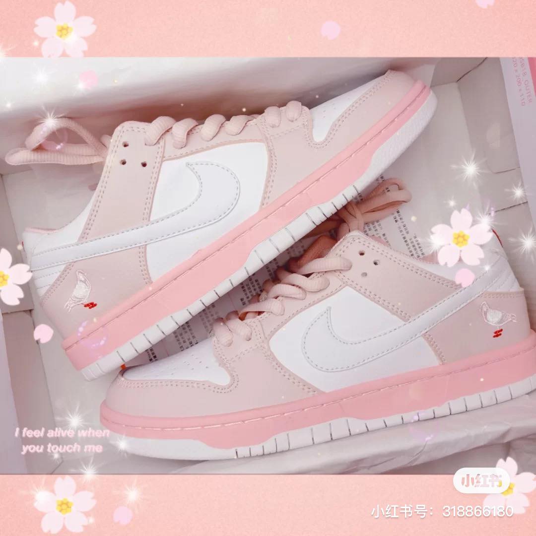 NIKE SB Dunk 粉鸽子 在小红书上掀起超狂热议的「NIKE粉鸽子」潮鞋,简约设计+绝配的粉x白x灰配色超级百搭~低帮设计所有女生都能轻松驾驭,配上中筒袜真是好看得不得了吖 ❤️