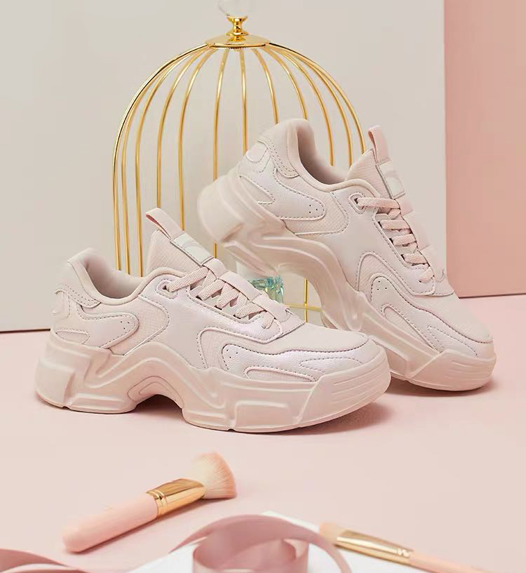 ANTA 可盐可甜藕粉色 >> RM249 低饱和度的粉色系完美诠释专属女生的可盐可甜魅力!老爹鞋廓形尽显复古潮流范儿,这样的鞋型和配色真的无论搭裤装还是裙装都很好看呀~❤️