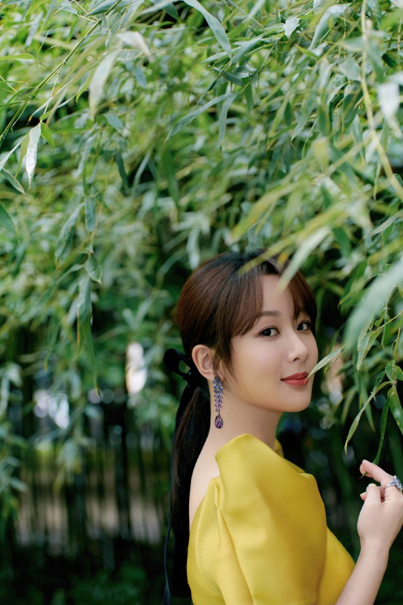 TOP 10:杨紫 杨紫和肖战领衔主演的《余生请多指教》虽然还未播出,但讨论度和热度自开拍至今一直超高!此外她和井柏然领衔主演的《女心理师》也在早前官宣、和吴亦凡主演的《青簪行》在7月份杀青,相信来年有机会看到小猴子霸屏唷~