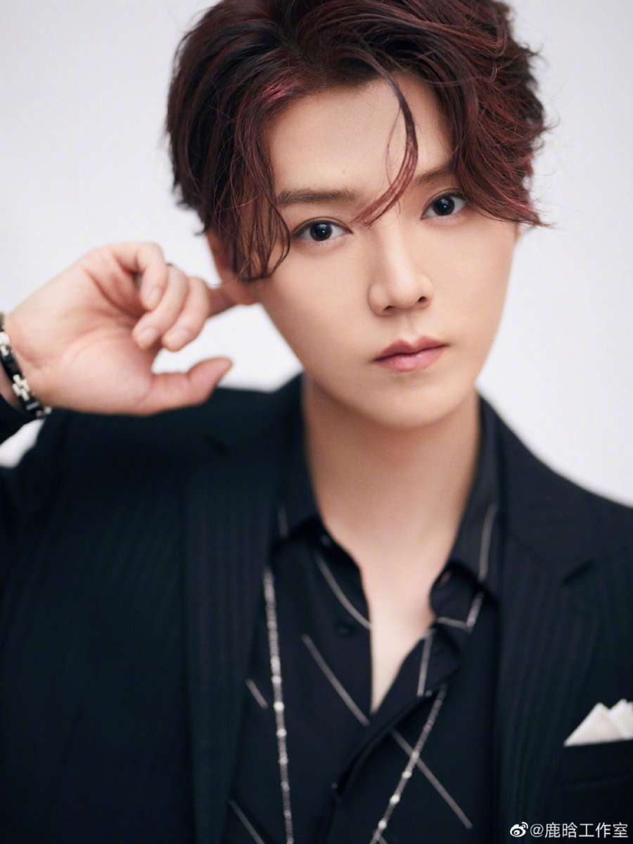 TOP 7:鹿晗 鹿晗在前段时间播出的《穿越火线》中表现备受认可,被大赞「静悄悄地成为转型模范生」,打破了以往观众对他作为流量偶像的认知;此外在年度好剧《在劫难逃》中他演起反派和老戏骨王千源演对手戏,演技上明显可见进步非常多!期待之后看到他的更多优秀演艺表现~