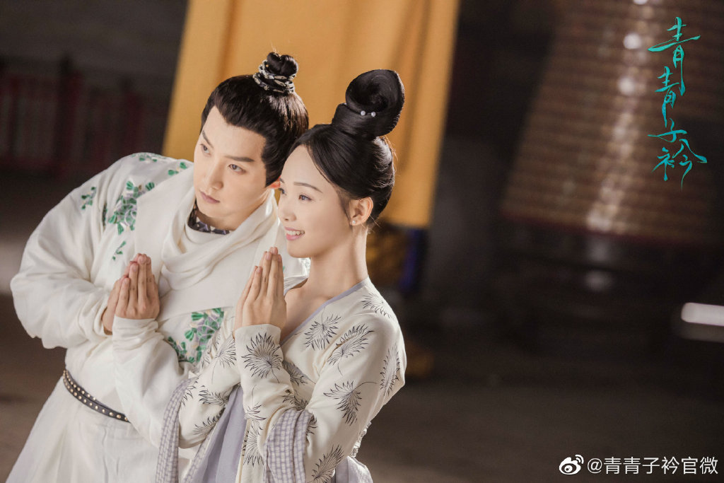 ✨ 《青青子衿》| 领衔主演:范世琦、吕小雨 故事讲述能文能武能撩妹的男主角骆秋迟天资聪颖,早年因故躲入东夷山成为土匪,后来在一次抢劫中认识了呆萌可爱女主角闻人隽,开头两集就有好多小甜饼可以嗑呀 ~闻人隽出身名门却是地位低下的庶女,在家中最不受宠被迫活得唯唯诺诺,在「山君」骆秋迟的影响下开始习武;而骆秋迟则在「小猴子」闻人隽的鼓励下考入顶尖学府竹岫书院,历经磨难考上了状元~这样的双箭头爱恋超级?️!