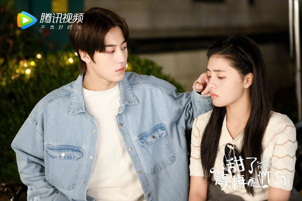 ✨ 《甜了青梅配竹马》| 领衔主演:任世豪、许雅婷、郑繁星 青梅竹马的小甜饼真的怎么嗑都不会腻啊(笑)《甜了青梅配竹马》故事讲述女主角卓依风童年时期因目睹双亲车祸离世创伤后失忆,被托付给了父母生前挚友苏子建一家,改名苏念风和小两岁的霸道毒舌「恶魔弟弟」苏牧云住在同一屋檐下一起长大。表面处处和姐姐作对的苏牧云,其实是个内心细腻的「姐控」,全世界独宠青梅竹马一人的设定真的很让甜宠剧控沦陷啊 ❤️