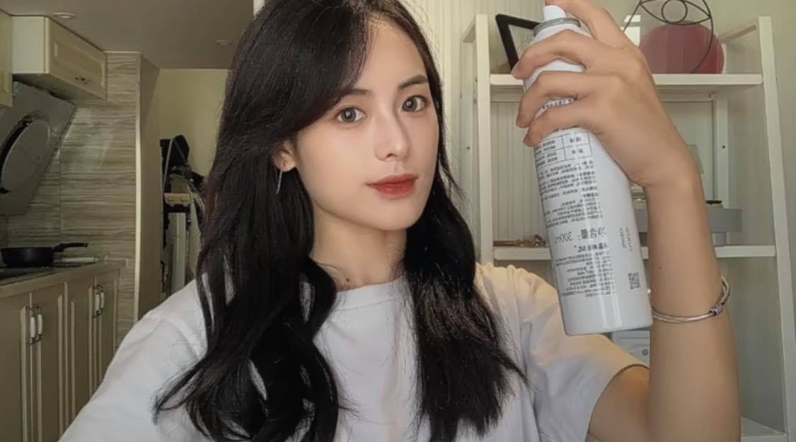 （五）敷泥面膜后，在清洗之前先用补水喷雾喷一喷让脸部湿润，然后用手揉搓容易长黑头粉刺的部位，更多脏污浮出来、清洁力加倍！ （六）敷完面膜后可以喷一喷保湿喷雾加乘面膜精华渗透到肌肤，稍加按摩促进吸收后再用清水洗净～ （七）不少小红书博主都推荐用Avene雅漾喷雾将化妆棉打湿，作洁面后的二次清洁～