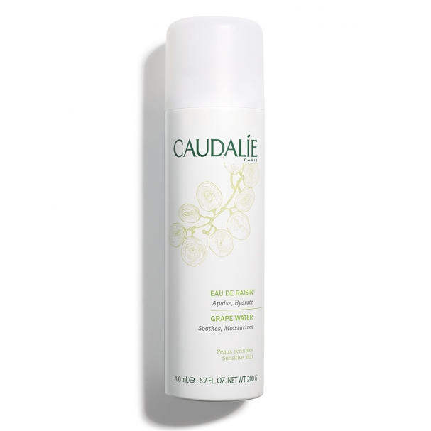 CAUDALIE Grape Water 葡萄活性保湿喷雾（RM74 / 200ml）>> 链接 主要成分是葡萄萃取，喷出来会有淡淡的、疗愈的果酸味，保湿、抗氧化提亮效果颇佳，油肌可以当爽肤水使用，肌肤更不容易暗沉～