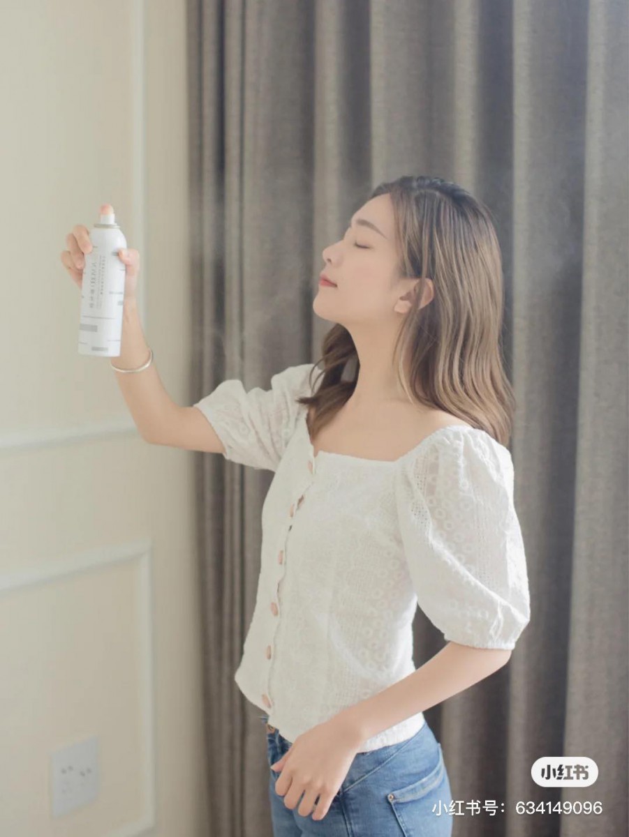 在四季如夏的马来西亚，室外温度高又闷又热容易导致脸部肌肤水油不平衡、冷气房室内呆久了皮肤易缺水干渴，这时可随身携带、温和补水+舒缓镇静肌肤的「补水喷雾」就很适合作为我们的护肤好帮手～