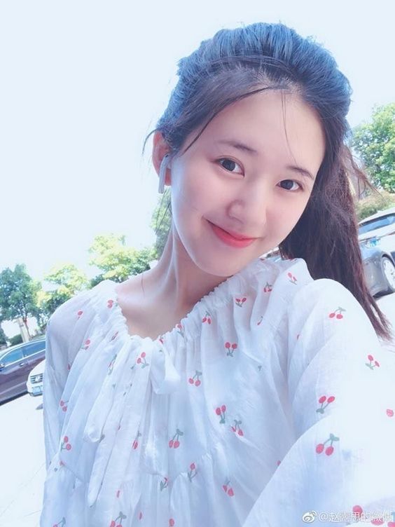 除了单纯的补水作用，补水喷雾还有以下多用途： （一）化妆前先用补水喷雾喷一喷，指腹轻拍促进脸部吸收～可以有效加强妆面服帖度，避免皮肤过干「吃不住」妆。 （二）有助舒缓镇静敏感肌的成分，可帮助晒后肌肤修复，也能同时给皮肤降温。