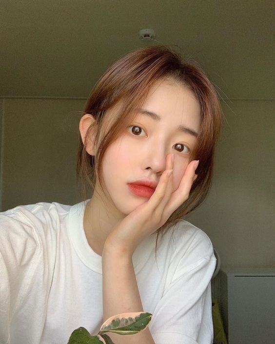 将脸上多余油脂用纸巾或吸油纸吸走后，喷一喷补水保湿喷雾；之后用洗净的双手指腹轻拍脸部帮助吸收，然后用化妆棉将多余的水分吸掉。 没有加上擦干动作的话，停留在脸部肌肤表层的喷雾小水珠在蒸发到空气中的同时，也会「顺手」带走皮肤里的水分。