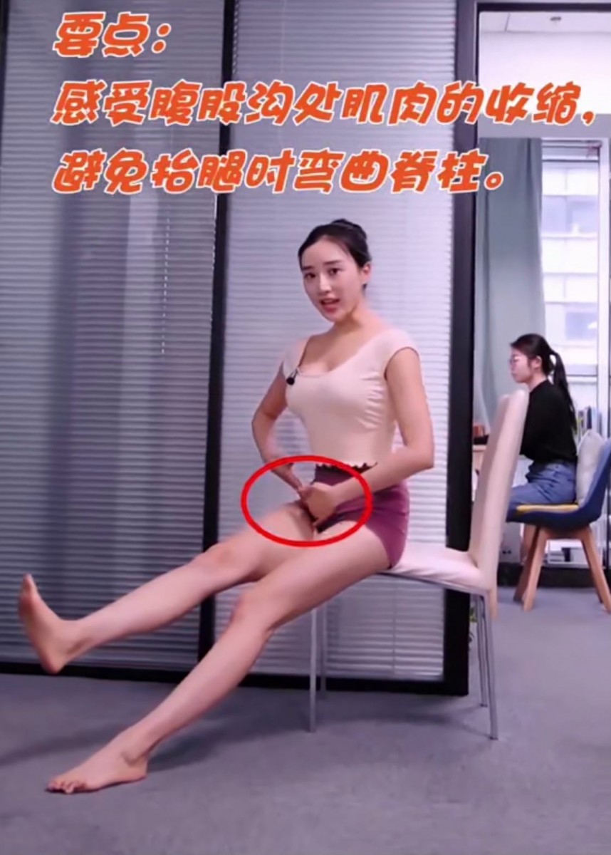 【坐着瘦腿拉伸 上班族学生党必学!】重点来喽~右腿抬起的同时记得要启用腹部股沟处腰大肌的力量,才能确保腿伸直上抬的时候不会弯腰驼背。