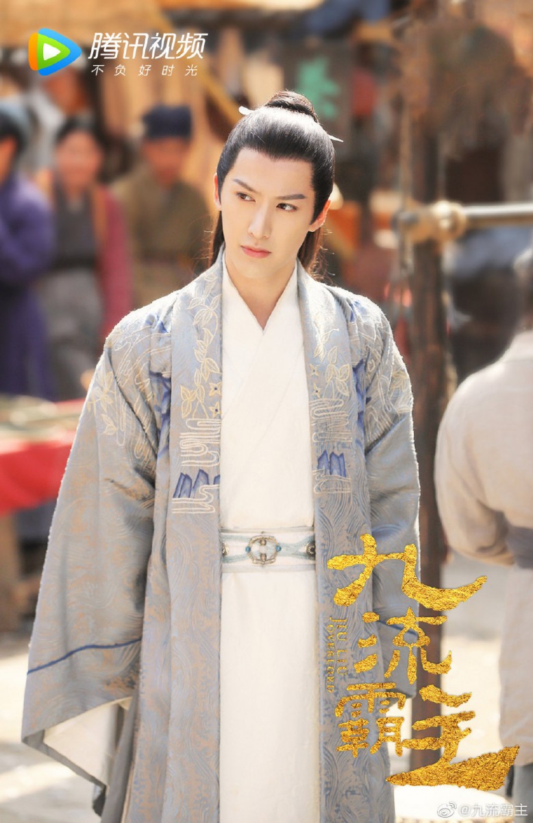 【2020年10月必追剧】《九流霸主》| 领衔主演：白鹿、赖艺 白鹿的另一部新剧《九流霸主》定档10.23正式开播～故事讲述唐末年间原本生活没有交集的商界巨贾李清流、「九流霸主」民女龙竹帮老大龙傲一，因一次金钱失踪案不得不联手破案，并开启了牵绊一生的缘分。 剧中男主精致讲究、女主不修边幅，男女主角设定被笑称「拿错了剧本」（笑）预告中也能看见俩人在相处过程中彼此互怼捉弄，相信会是一部很不错的轻喜剧！