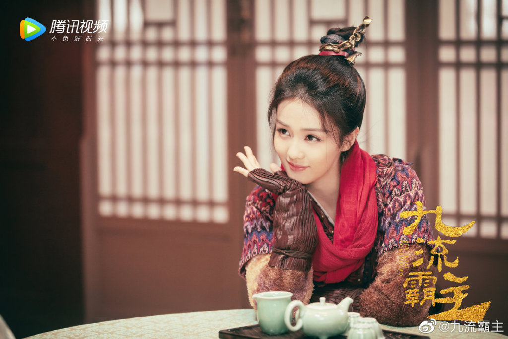 【2020年10月必追剧】《九流霸主》| 领衔主演：白鹿、赖艺 白鹿的另一部新剧《九流霸主》定档10.23正式开播～故事讲述唐末年间原本生活没有交集的商界巨贾李清流、「九流霸主」民女龙竹帮老大龙傲一，因一次金钱失踪案不得不联手破案，并开启了牵绊一生的缘分。 剧中男主精致讲究、女主不修边幅，男女主角设定被笑称「拿错了剧本」（笑）预告中也能看见俩人在相处过程中彼此互怼捉弄，相信会是一部很不错的轻喜剧！