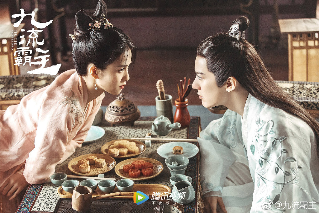 【2020年10月必追剧】《九流霸主》| 领衔主演：白鹿、赖艺 白鹿的另一部新剧《九流霸主》定档10.23正式开播～故事讲述唐末年间原本生活没有交集的商界巨贾李清流、「九流霸主」民女龙竹帮老大龙傲一，因一次金钱失踪案不得不联手破案，并开启了牵绊一生的缘分。 剧中男主精致讲究、女主不修边幅，男女主角设定被笑称「拿错了剧本」（笑）预告中也能看见俩人在相处过程中彼此互怼捉弄，相信会是一部很不错的轻喜剧！