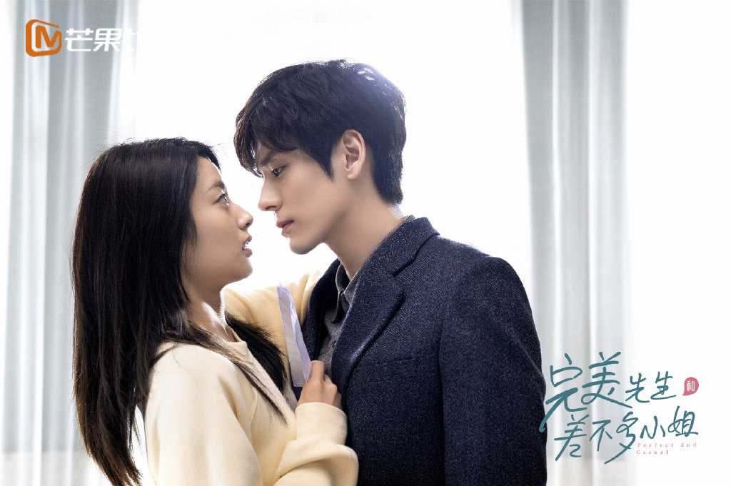 【2020年10月必追剧】《完美先生和差不多小姐》| 领衔主演：魏哲鸣、徐若晗 如果说上半年的甜宠剧黑马是《传闻中的陈芊芊》，那么下半年这边厢《完美先生和差不多小姐》必须拥有姓名！追看过的网民在线表示：千万不要被这部剧俗套的「先婚后爱」主线剧情劝退，错过绝世温柔禁欲系「章老师」你会后悔的 ?～ 故事讲述高冷禁欲系「完美男神教授」章斯年，和22岁佛系阳光的「差不多小姐」云舒认识3天就成了情侣、一个月后诶完成章爷爷的心愿迅速步入契约婚姻～俩人在先婚后爱的过程中甜度破表超上头，尤其完美先生在差不多小姐面前「龟毛+禁欲」性格逐步崩掉，这样的设定真的太香太?️啦～喜欢甜宠剧情的Girls本季绝对不能错过这部！