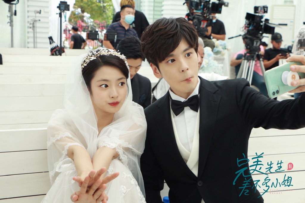 【2020年10月必追剧】《完美先生和差不多小姐》| 领衔主演：魏哲鸣、徐若晗 如果说上半年的甜宠剧黑马是《传闻中的陈芊芊》，那么下半年这边厢《完美先生和差不多小姐》必须拥有姓名！追看过的网民在线表示：千万不要被这部剧俗套的「先婚后爱」主线剧情劝退，错过绝世温柔禁欲系「章老师」你会后悔的 ?～ 故事讲述高冷禁欲系「完美男神教授」章斯年，和22岁佛系阳光的「差不多小姐」云舒认识3天就成了情侣、一个月后诶完成章爷爷的心愿迅速步入契约婚姻～俩人在先婚后爱的过程中甜度破表超上头，尤其完美先生在差不多小姐面前「龟毛+禁欲」性格逐步崩掉，这样的设定真的太香太?️啦～喜欢甜宠剧情的Girls本季绝对不能错过这部！