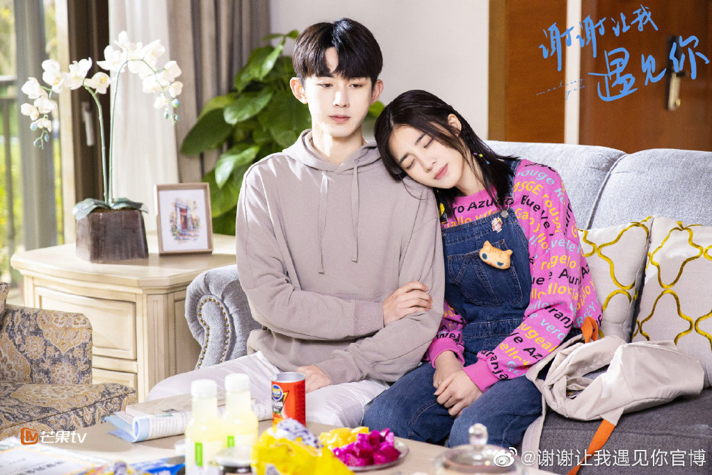【2020年10月必追剧】《谢谢让我遇见你》| 领衔主演：万鹏、郭俊辰 本季霸屏女主除了赵露思之外，还有主演过《人不彪悍枉少年》、《外星女生柴小七》等多部好看甜宠剧的「万鹏」！继《初恋了那么多年》后万鹏本季的另一部小甜剧也开播啦～ 这部《谢谢让我遇见你》由万鹏携手今年凭借《萦萦夙语亦难求》表现备受好评的「郭俊辰」领衔主演；故事讲述天生社交恐惧却技能满满的少年南晰，在邂逅看似豪爽外放但实则内心脆弱的热血少女夏芮后，俩人从水火不容到相识相知，逐渐成为彼此生命中独一无二的人～