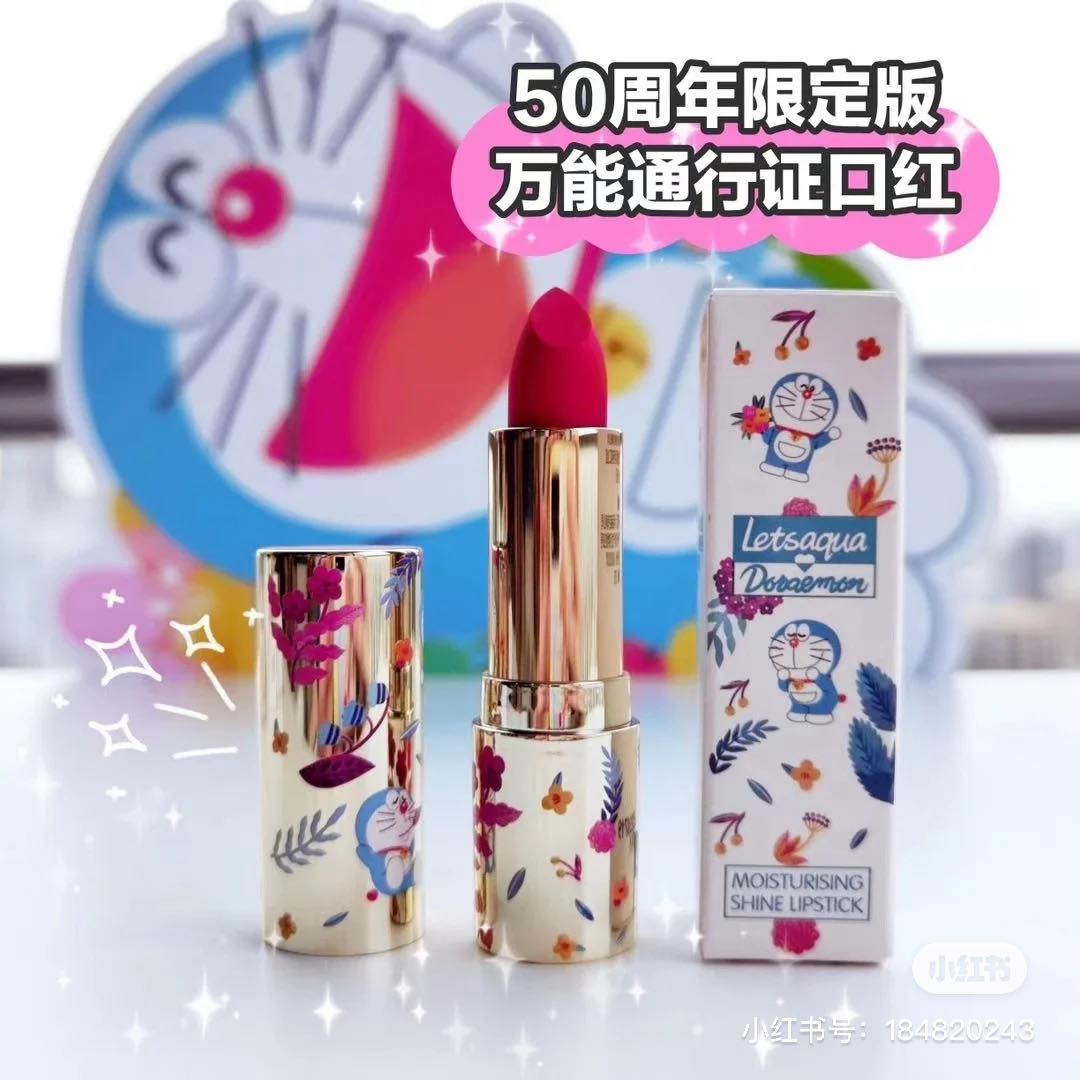 这款「LETSAQUA x 哆啦A梦仲夏花园彩妆系列」包含的产品有: 秋冬必备雾面质地「云雾朵朵口红」、元气UP的润亮质地「嘟嘟口红」~外壳图腾设计均是荡漾在仲夏花园中的可爱哆啦A梦。