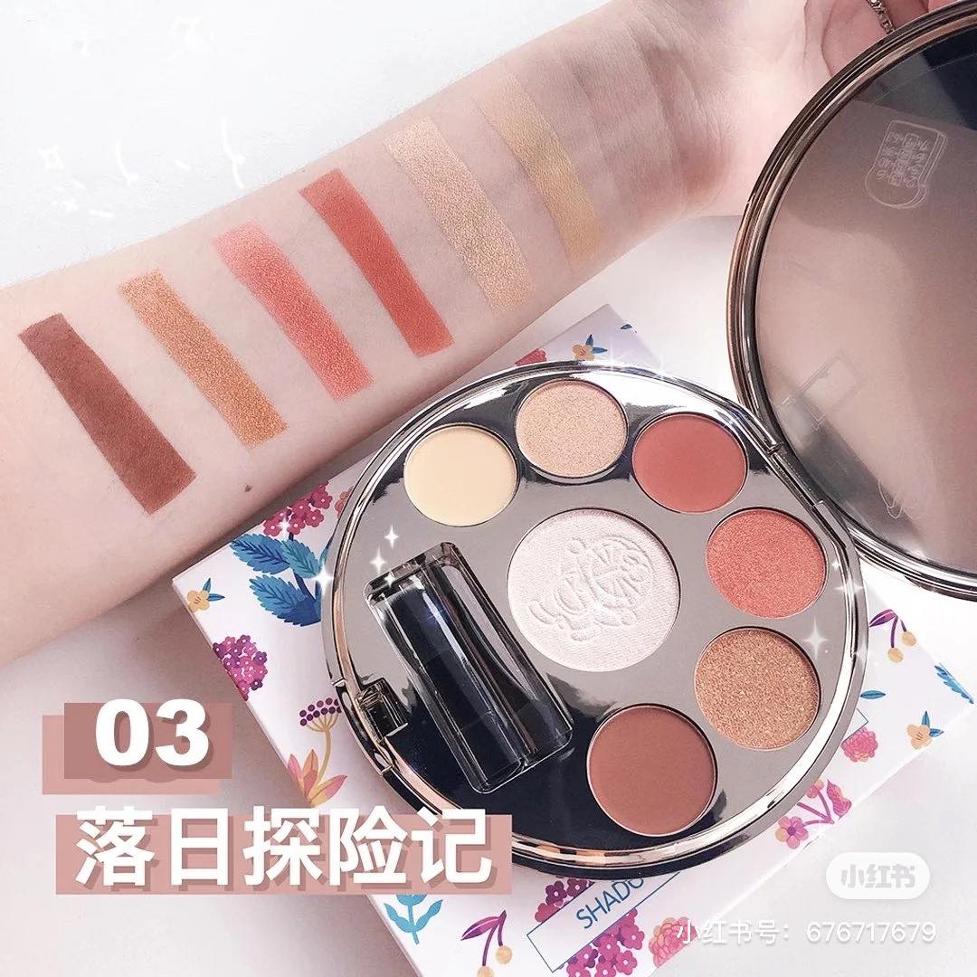 多用途眼影盘正中央的腮红/高光色是超俏皮的哆啦A梦压纹~其余6色眼影主题色分别是:# 01 樱花唇釉季是粉色系主题、#02 向日葵乐园是适合爱玩色Girls的撞色系主题、#03 落日探险记则是很百搭的秋冬季必备橘棕色系主题。