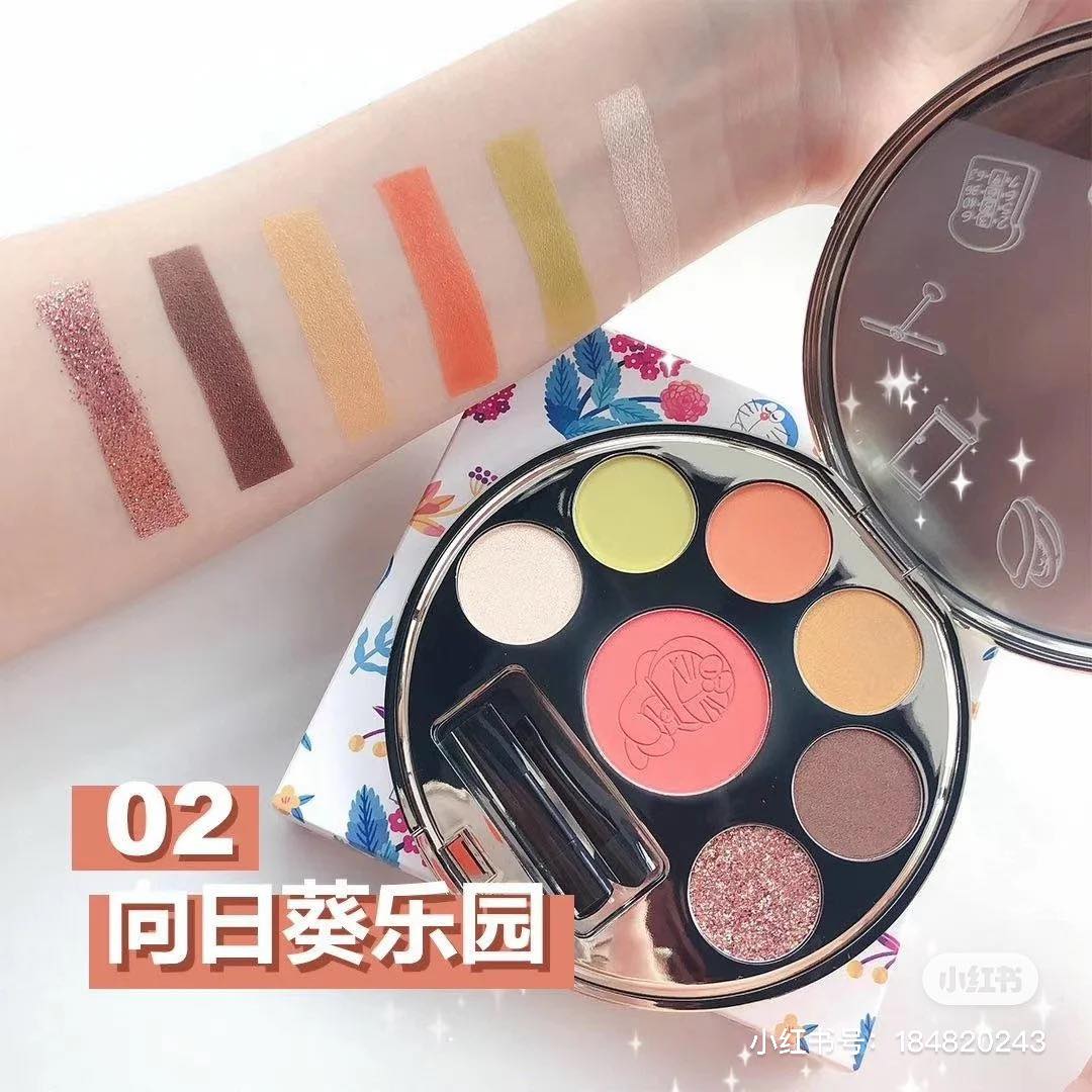 多用途眼影盘正中央的腮红/高光色是超俏皮的哆啦A梦压纹~其余6色眼影主题色分别是:# 01 樱花唇釉季是粉色系主题、#02 向日葵乐园是适合爱玩色Girls的撞色系主题、#03 落日探险记则是很百搭的秋冬季必备橘棕色系主题。