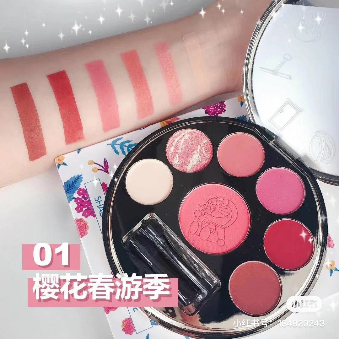 多用途眼影盘正中央的腮红/高光色是超俏皮的哆啦A梦压纹~其余6色眼影主题色分别是:# 01 樱花唇釉季是粉色系主题、#02 向日葵乐园是适合爱玩色Girls的撞色系主题、#03 落日探险记则是很百搭的秋冬季必备橘棕色系主题。