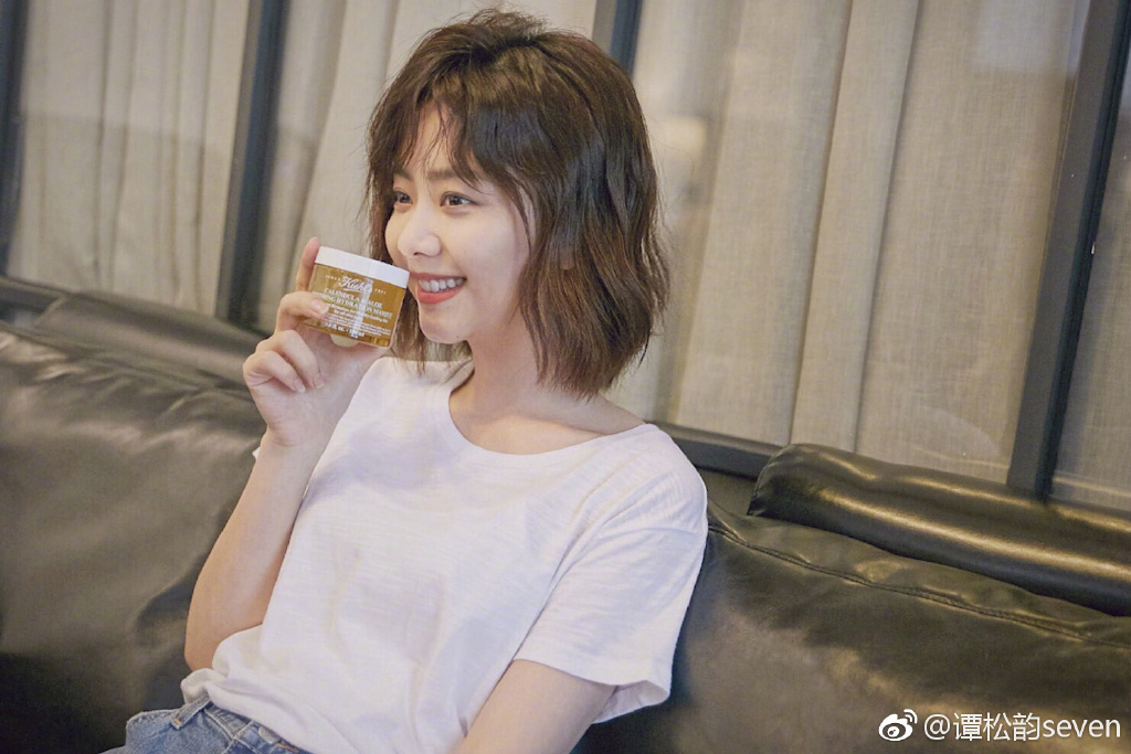 正确用法:洗完脸后,先喷一喷补水喷雾或拍上爽肤水可以减少后续吸附油脂脏污时对皮肤的刺激;额头、鼻翼、下巴容易长粉刺的位置着重厚涂,其他地方轻轻带过即可,不涂也OK~ 敷5-8分钟左右面膜呈半干微湿状态下,手指用温水打湿后以打圈手法揉搓按摩,再用温水洗净。之后用棉棒将浮出来的黑头粉刺去干净;之后洗干净敷个补水面膜,或湿敷镇静修复功能的化妆水即可~