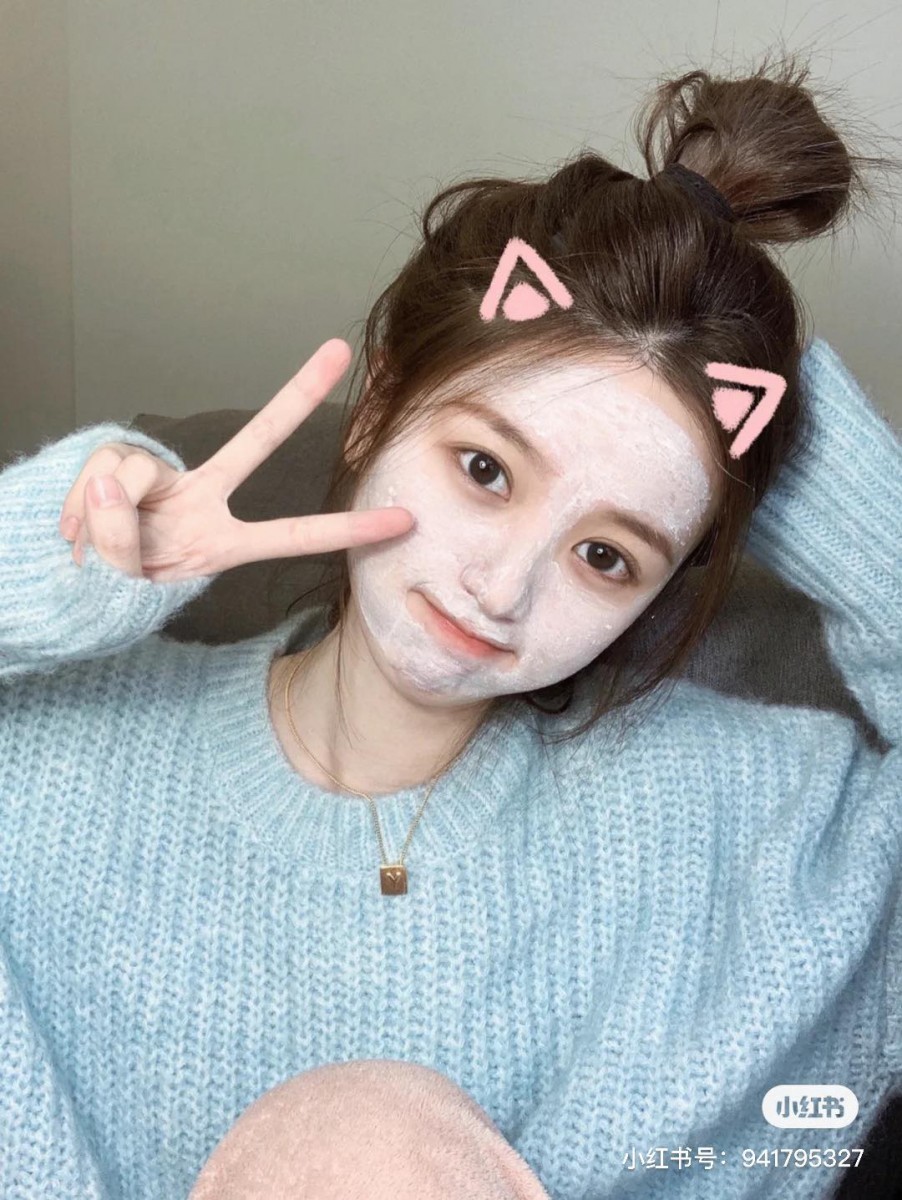 正确用法:洗完脸后,先喷一喷补水喷雾或拍上爽肤水可以减少后续吸附油脂脏污时对皮肤的刺激;额头、鼻翼、下巴容易长粉刺的位置着重厚涂,其他地方轻轻带过即可,不涂也OK~ 敷5-8分钟左右面膜呈半干微湿状态下,手指用温水打湿后以打圈手法揉搓按摩,再用温水洗净。之后用棉棒将浮出来的黑头粉刺去干净;之后洗干净敷个补水面膜,或湿敷镇静修复功能的化妆水即可~