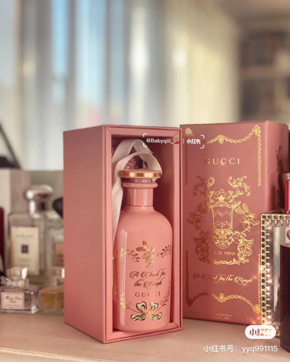 Gucci真的太懂女孩们的心啦～炼金术士花园系列中的「小粉瓶」香水近期因为超犯规颜值在小红书上爆火，玫瑰亮粉色烤漆陶瓷瓶身、瓶盖和瓶身设计细节以金色作点缀，绝美至极超犯规颜值保证让少女心沦陷！